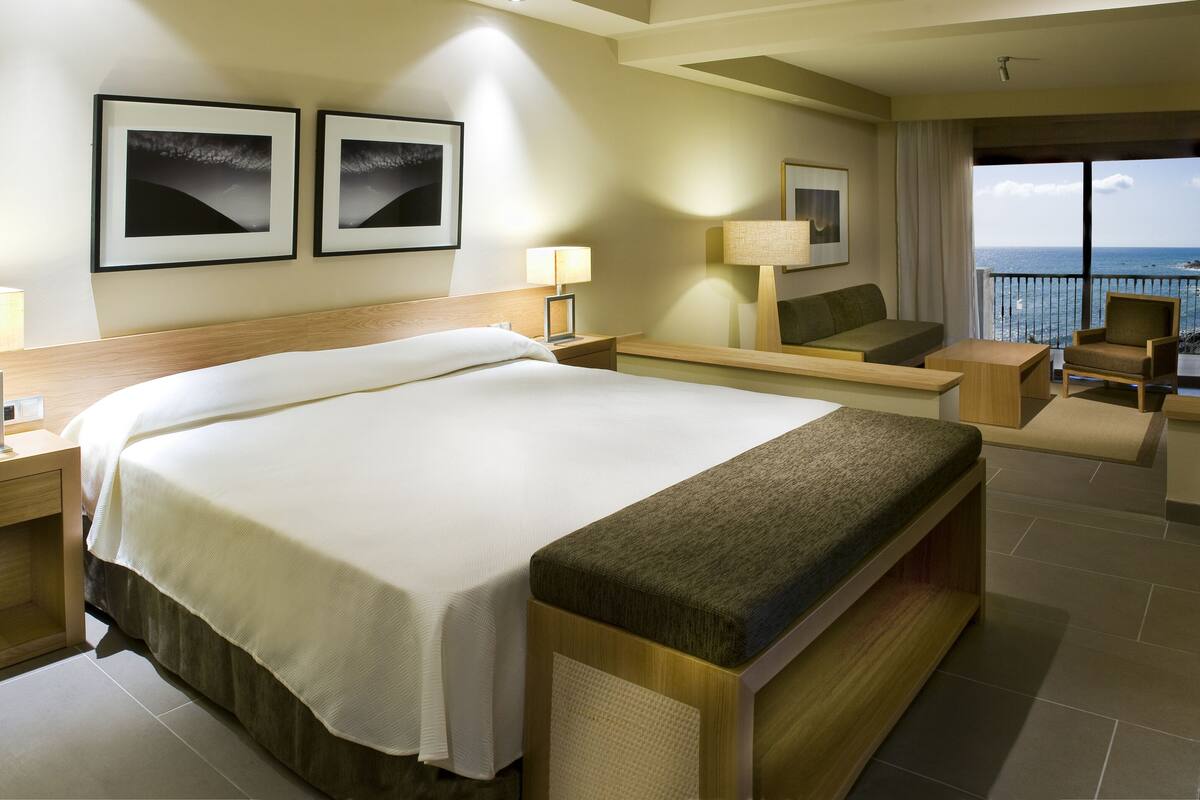 in-room safe, free wifi, bed sheets
