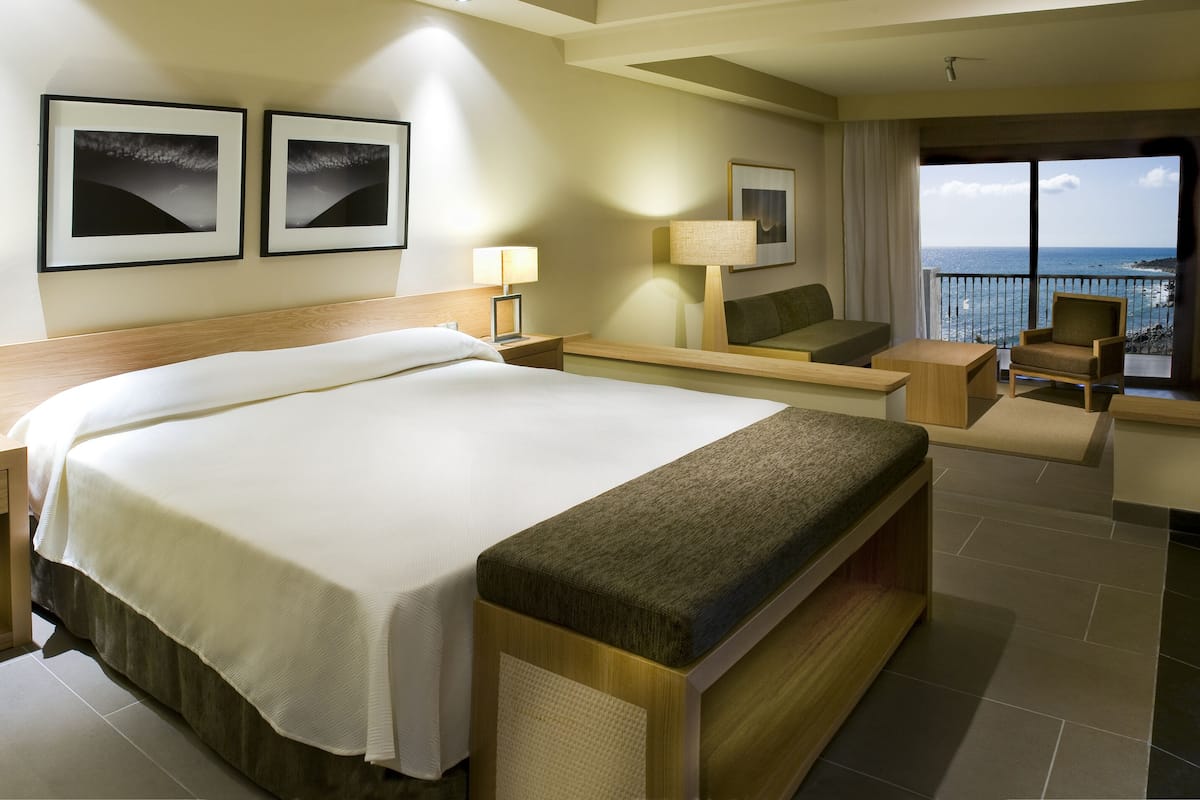 In-room safe, free WiFi, bed sheets