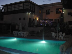 Una piscina al aire libre de temporada, tumbonas