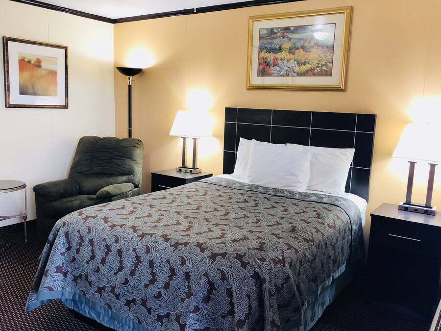 Standard Room, 1 Queen Bed | Individually decorated, individually furnished, desk, laptop workspace
