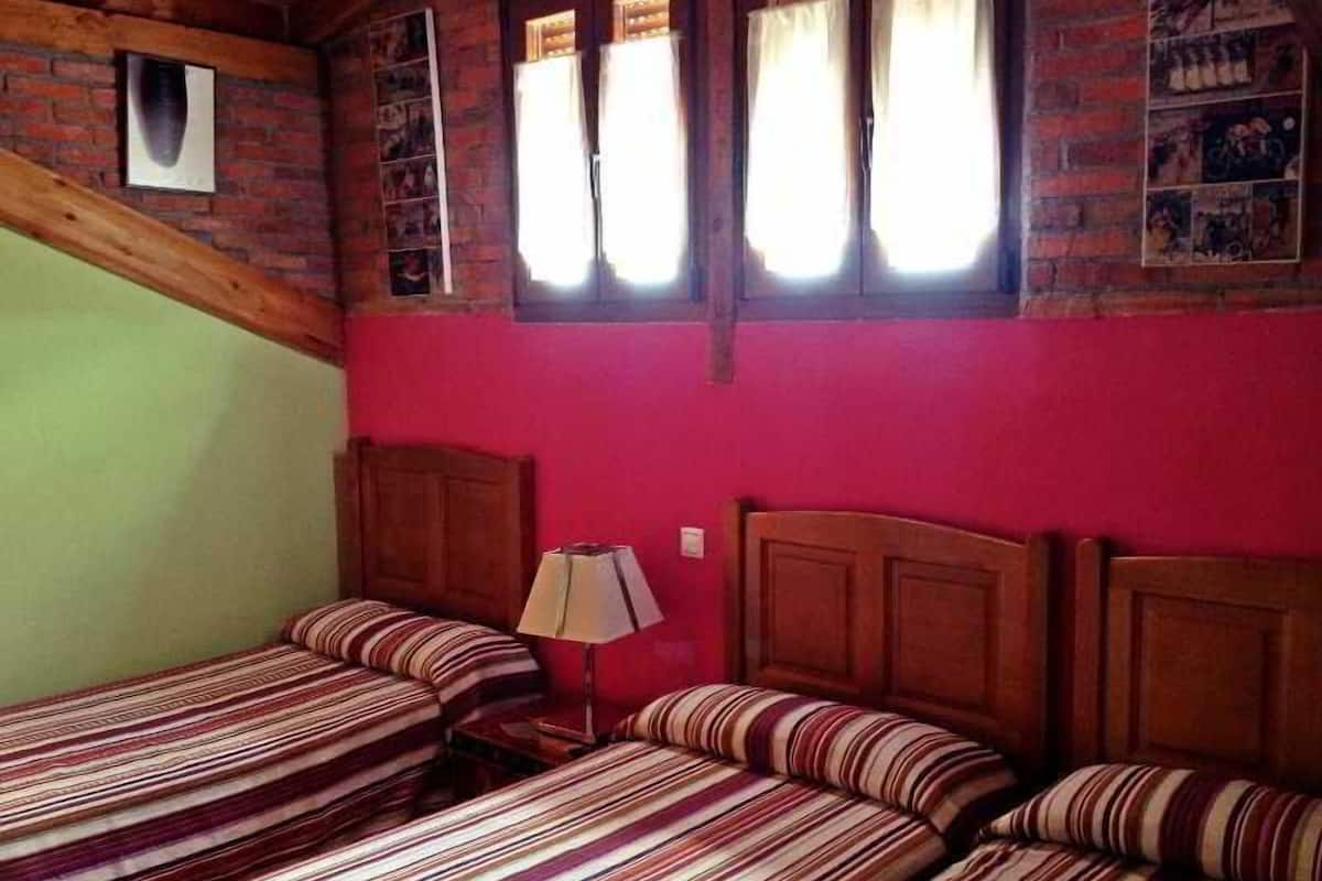 In-room safe, soundproofing, WiFi (free)