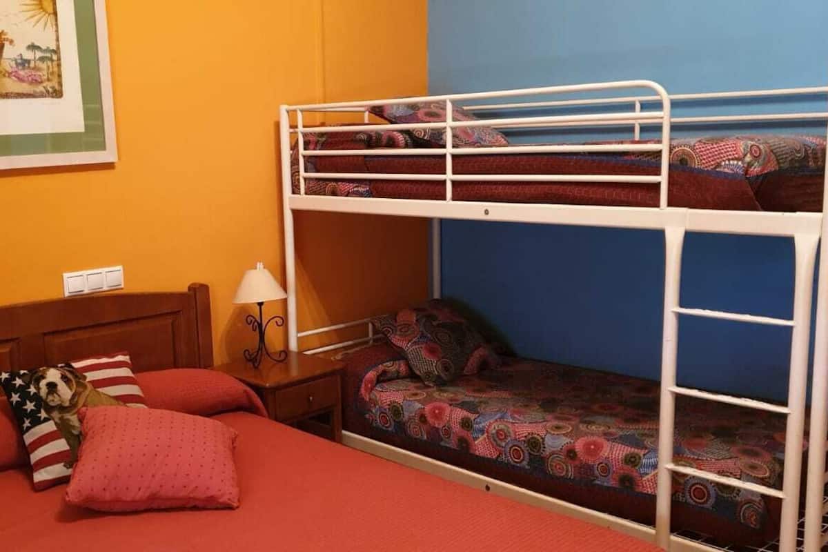 Vierpersoonskamer, en-suite badkamer | Een kluis op de kamer, geluiddichte muren, gratis wifi