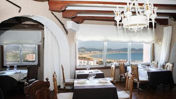 2 restaurants, breakfast, lunch served; local and international cuisine