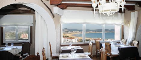 2 restaurants, breakfast, lunch served; local and international cuisine