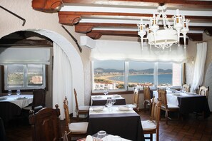 2 restaurants, breakfast, lunch served; local and international cuisine