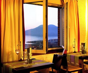 2 restaurants, breakfast, lunch served; local and international cuisine  - Hotel Risco (Laredo)