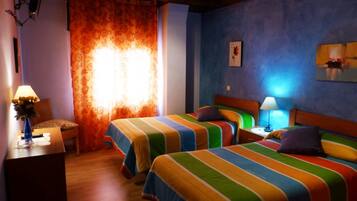 Twin kamer, 2 eenpersoonsbedden | Luxe beddengoed, een bureau, verduisterende gordijnen, gratis babybedden