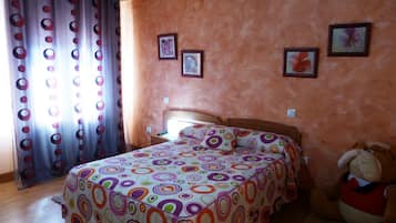 Tweepersoonskamer | Luxe beddengoed, een bureau, verduisterende gordijnen, gratis babybedden