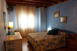 Habitación doble de uso individual, 1 cama doble | Ropa de cama de alta calidad, escritorio, cortinas opacas