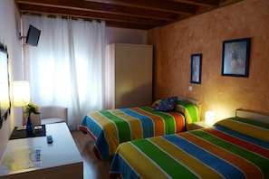 Habitación con 2 camas individuales, 2 camas individuales | Ropa de cama de alta calidad, escritorio, cortinas opacas