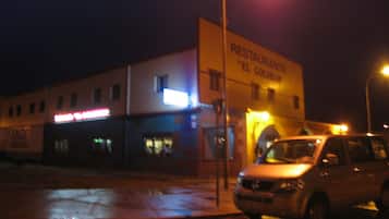 Fachada del alojamiento - Noche
