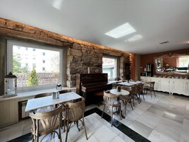 Una televisión de pantalla plana