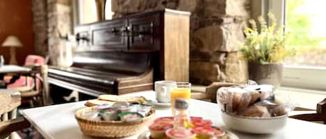 Free daily full breakfast