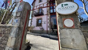 Un bâtiment sur lequel on peut lire l’inscription « POSADAS DE CANTABRIA » et où est apposée une plaque mentionnant le guide Michelin, datant de 2007.
