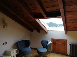 Kamar Double, pemandangan gunung | Didekorasi berbeda-beda dan dilengkapi dengan perabotan berbeda-beda