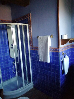 Double Room, Balcony | Bathroom - Posada El Jardin de Angela (Santander)