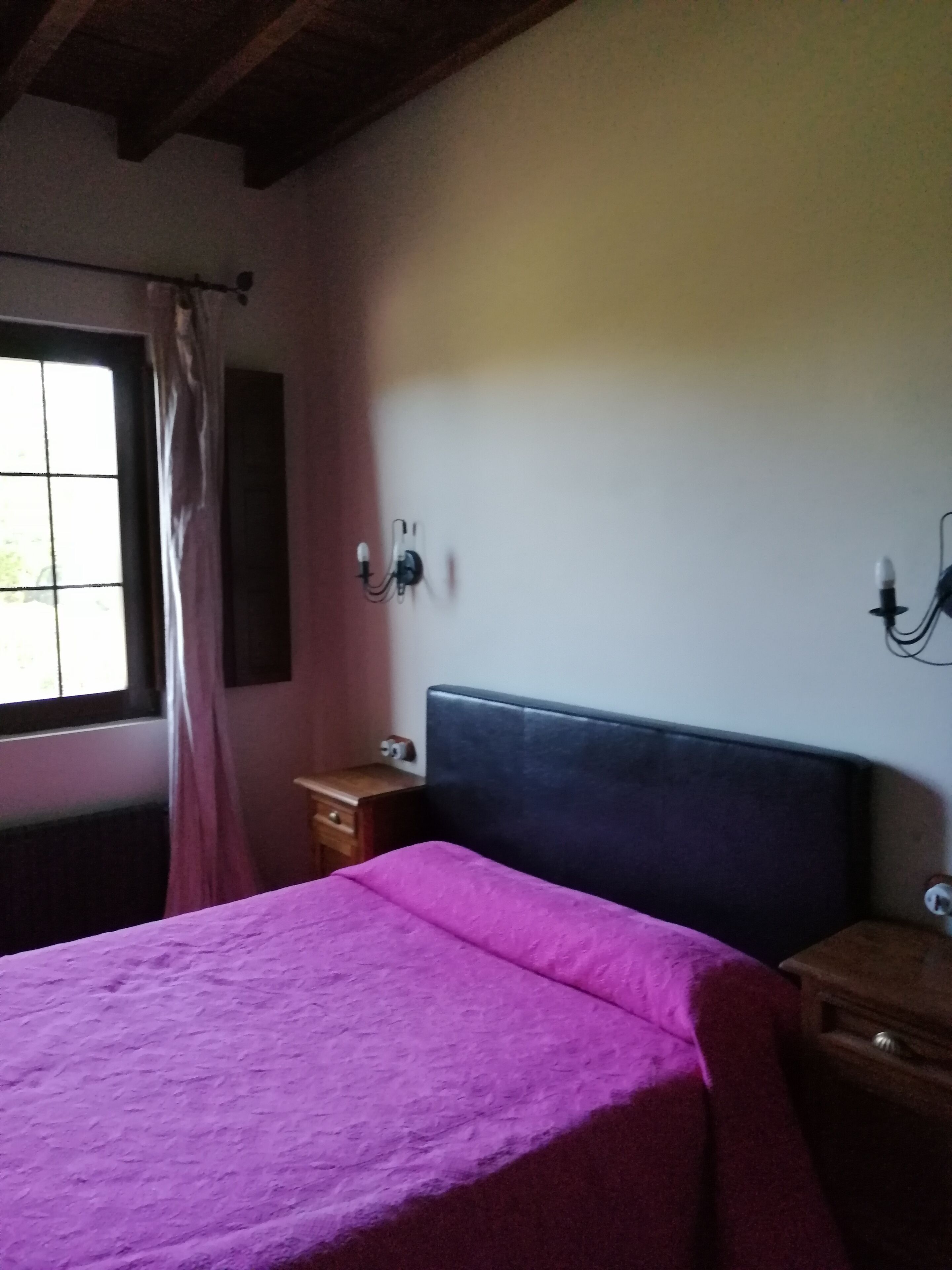 Decoración personalizada, muebles diferentes, escritorio y ropa de cama 