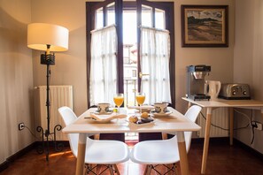 28-inch flat-screen TV with digital channels, TV - Apartamentos Capriccio (Santillana del Mar)