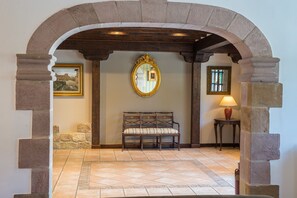 28-inch flat-screen TV with digital channels, TV - Apartamentos Capriccio (Santillana del Mar)