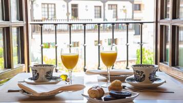 Daily continental breakfast (EUR 4.95 per person)