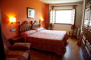 Standard Double or Twin Room | Desk, blackout curtains, free cots/infant beds, rollaway beds - Hotel Los Hidalgos (Santillana del Mar)