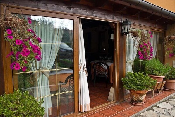 Outdoor dining - Posada Camino de Altamira (Santillana del Mar)