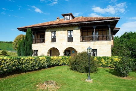 Front of property. Hotel Siglo XVIII