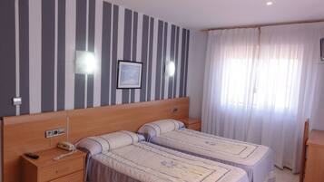 Habitación doble | Caja fuerte, escritorio, cortinas opacas y wifi gratis