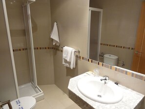 Habitación doble | Baño | Amenidades de baño gratuitas y secadora de cabello 
