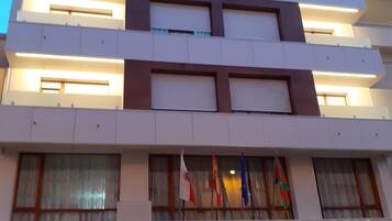 Un edificio moderno con el letrero "MARCJES DE SANTILLANA" en la entrada.