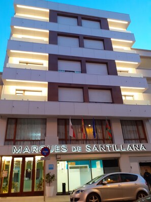 Property entrance - Hotel Marqués de Santillana (Torrelavega)