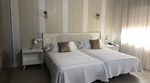 Family Triple Room, Multiple Beds (Triple Room with Balcony) | Desk, soundproofing, iron/ironing board, rollaway beds - Hotel Marqués de Santillana (Torrelavega)