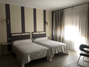 Familien-Doppel- oder -Zweibettzimmer, Mehrere Betten | Schreibtisch, schallisolierte Zimmer, Bügeleisen/Bügelbrett