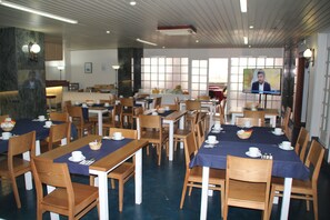 Tägliches Frühstücksbuffet (6.60 EUR pro Person)