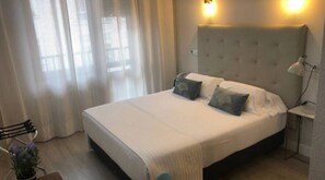 Desk, soundproofing, iron/ironing board, rollaway beds - Hotel Marqués de Santillana (Torrelavega)