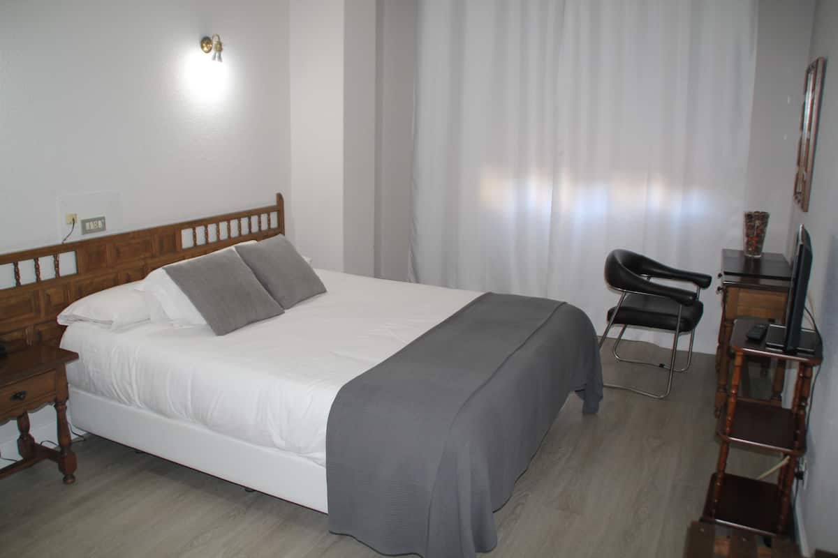 Skrivbord, ljudisolering, strykjärn/strykbräda och extrasängar