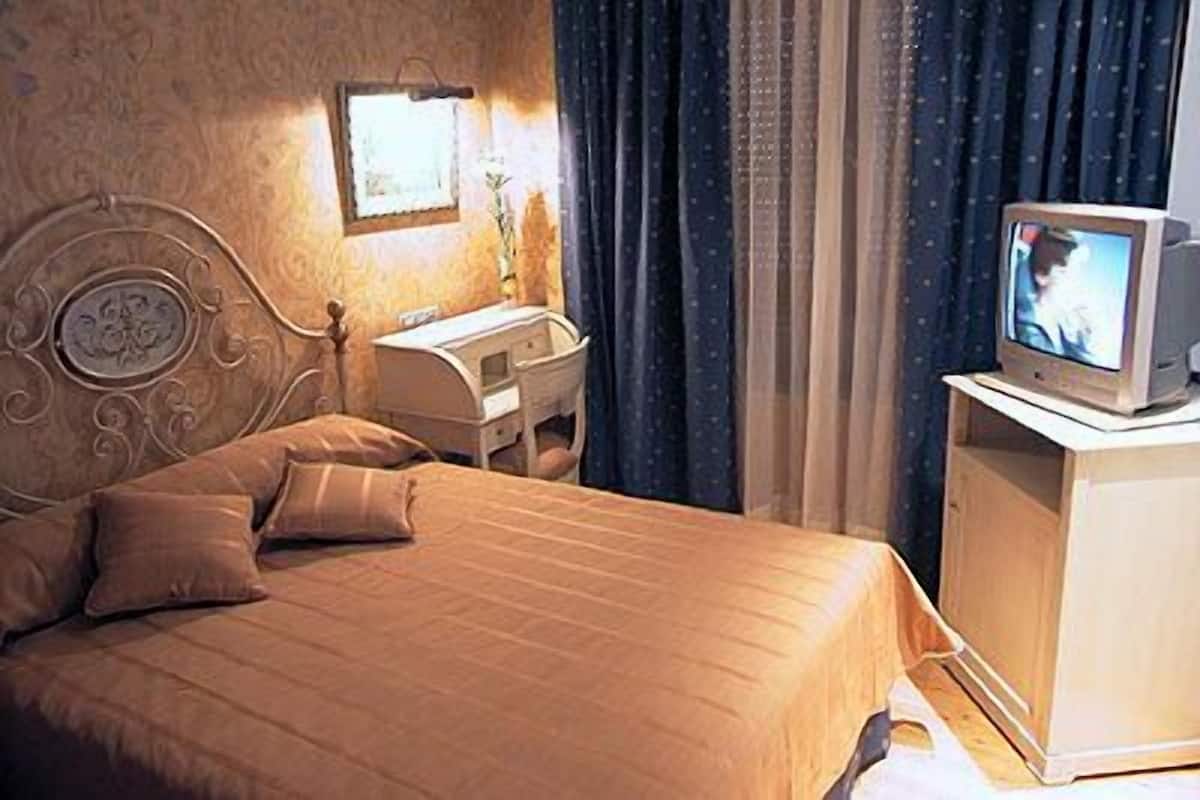double room | minibar, in-room safe, desk, blackout curtains