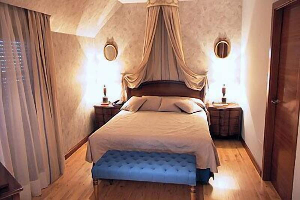Minibar, Zimmersafe, Schreibtisch, Verdunkelungsvorhänge