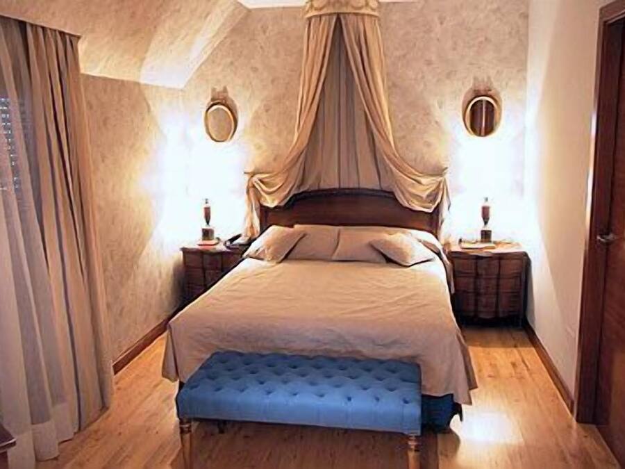 Een minibar, een kluis op de kamer, een bureau, verduisterende gordijnen