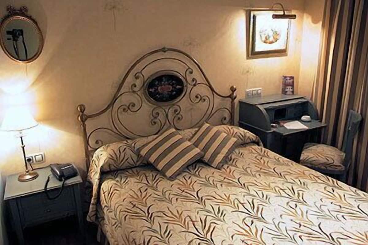 Superior Double Room Single Use | Bar mini, peti besi dalam bilik, meja, langsir/tirai gelap terus 
