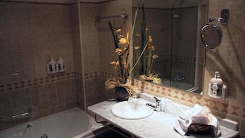 Bathtub, jetted bath, free toiletries, hair dryer