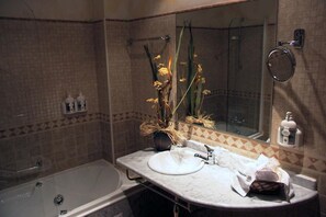Banheira, banheira de hidromassagem, produtos de toalete grátis