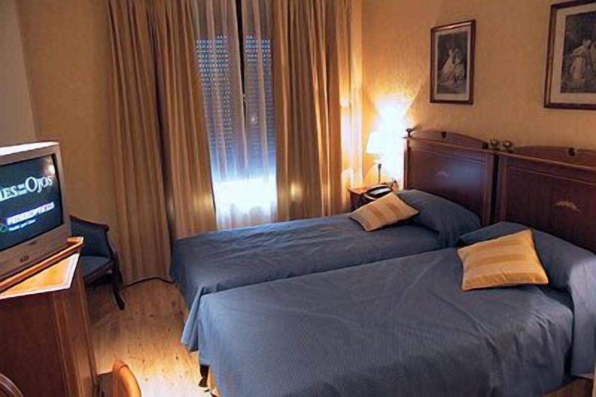 Superior Double Room | Bar mini, peti besi dalam bilik, meja, langsir/tirai gelap terus 