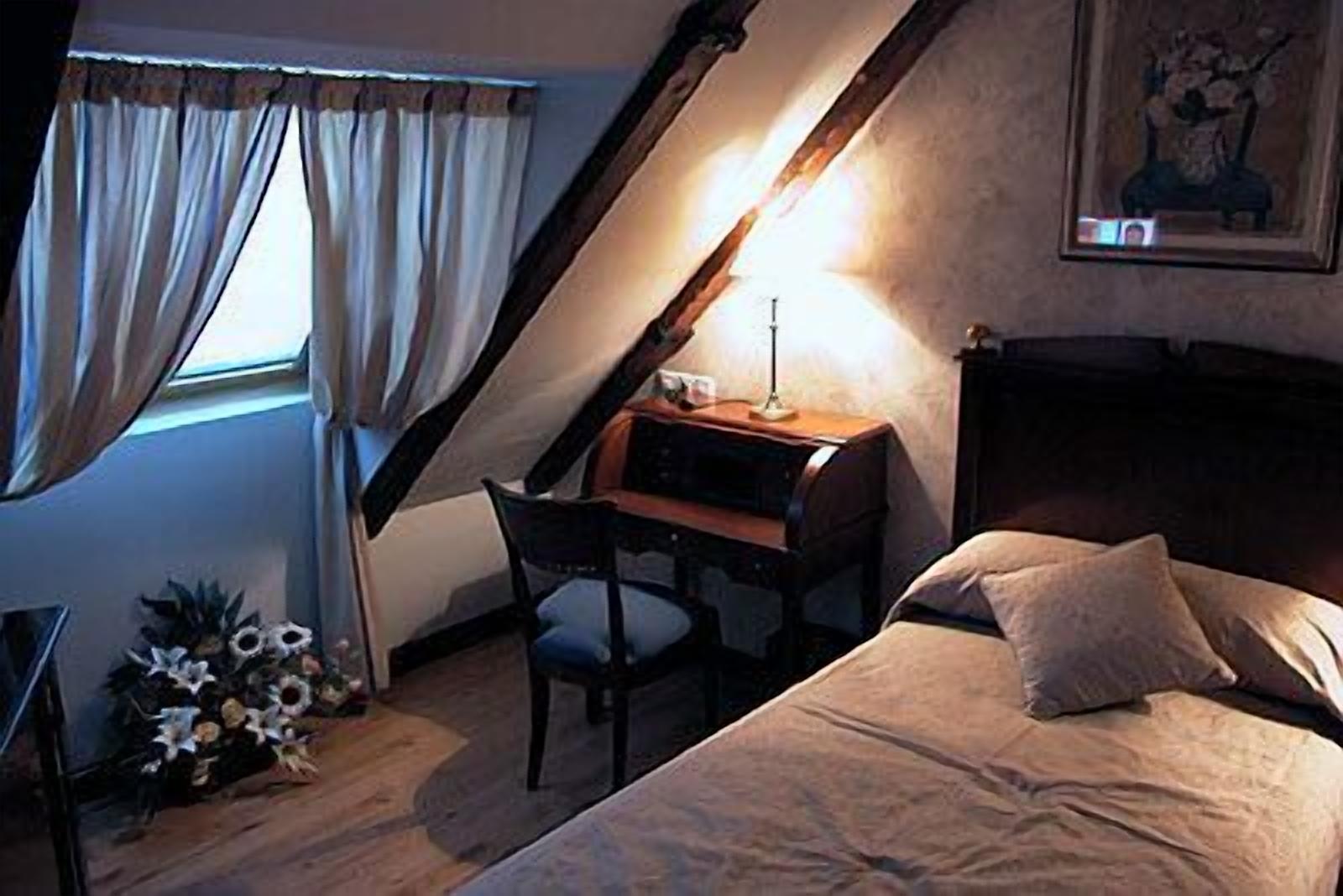 single room | minibar, in-room safe, desk, blackout curtains