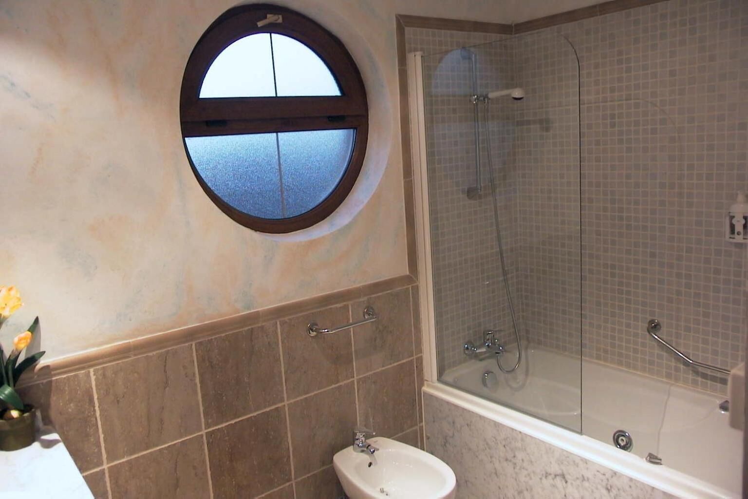 bathtub, jetted bath, free toiletries, hair dryer