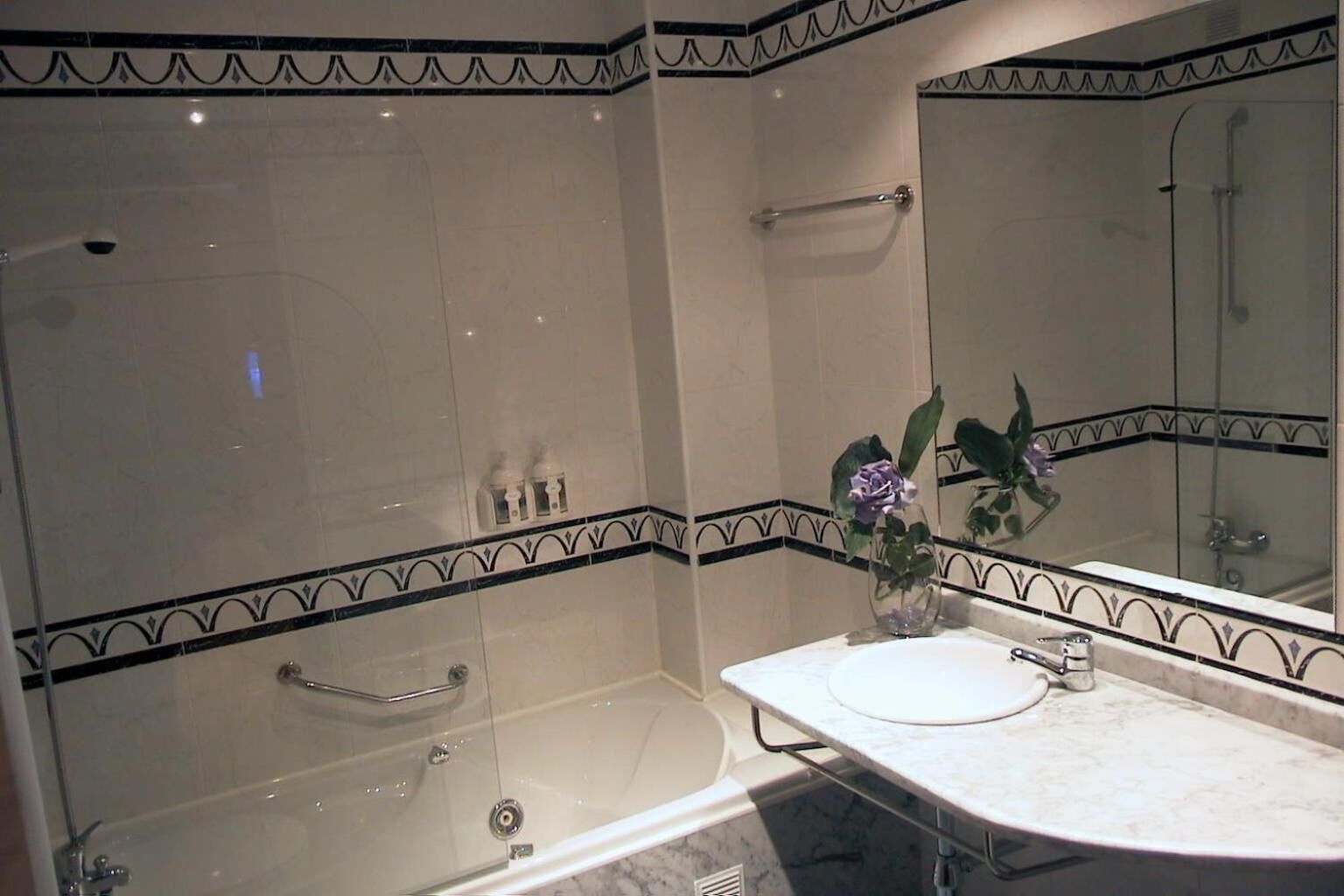 bathtub, jetted bath, free toiletries, hair dryer