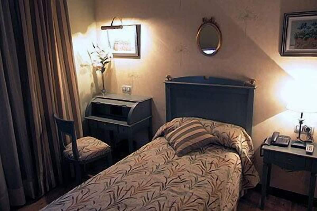 Single Room | Bar mini, peti besi dalam bilik, meja, langsir/tirai gelap terus 