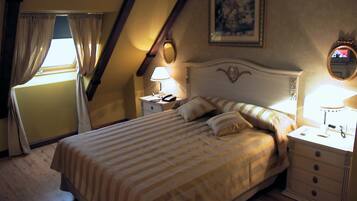 Een minibar, een kluis op de kamer, een bureau, verduisterende gordijnen