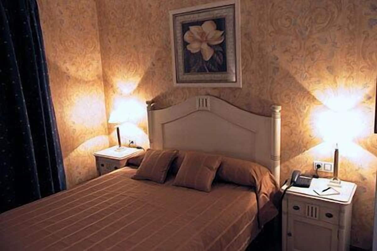 Double Room Single Use | Bar mini, peti besi dalam bilik, meja, langsir/tirai gelap terus 