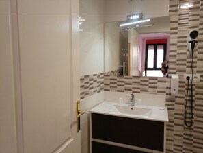 Double or Twin Room | Bathroom | Free toiletries, hair dryer, towels - Hostal Don Diego (Ávila)